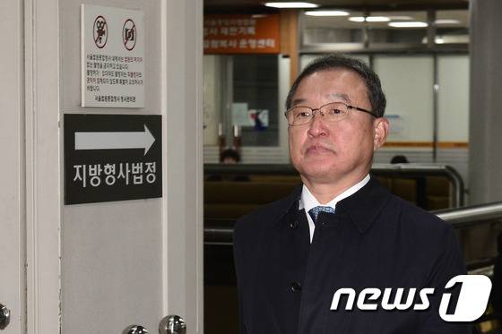 최원영 전 청와대 고용복지수석이 15일 서울 서초구 서울중앙지방법원에서 열린 '국민연금의 삼성물산 합병 찬성 외압 의혹 관련 2차 공판'에 출석하고 있다. 2017.3.15/뉴스1 © News1 황기선 기자