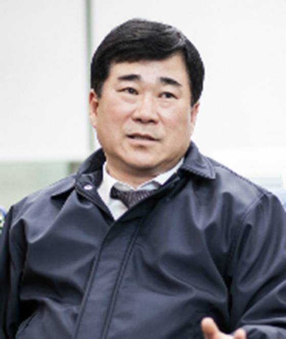 문재인 캠프에 영입된 정경진 전 부산시 행정부시장. 부산국제영화제 '다이빙벨' 상영과 관련해 외압에 관여했다는 의혹이 있다.