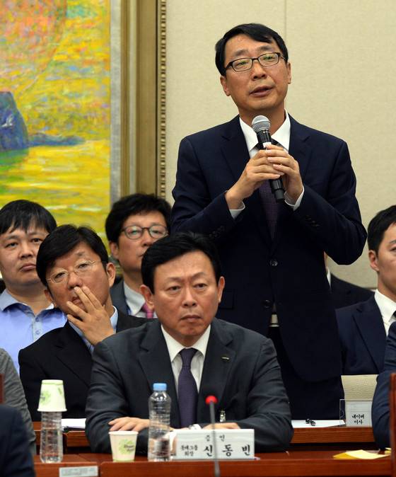 2015년 국회 정무위원회 국정감사에 증인으로 출석한 윤영찬 당시 네이버 이사. [중앙포토]