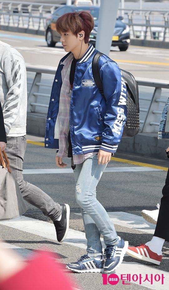 그룹 NCT 해찬이 16일 오후 ‘KCON 2017 Mexico’참석차 인천국제공항을 통해 멕시코로 출국하며 공항패션을 선보이고 있다.