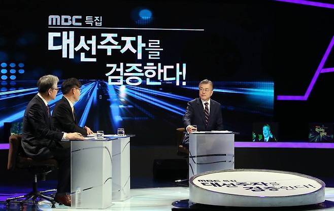 ▲ 문재인 더불어민주당 전 대표가 2월10일 오후 서울 마포구 상암동 MBC 사옥에서 진행된 MBC '대선주자를 검증한다' 특집방송에 앞서 리허설을 하고 있다. 후보자가 한명 나와 사전 리허설까지 할 경우 이미지관리가 가능하다. 질문자로 지난 15일 문재인 캠프에 속한 김호기 연세대 교수의 모습도 보인다. 사진=문재인 측, 포커스뉴스
