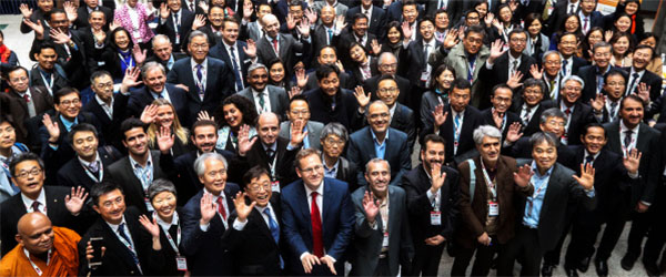 Participants pose for a photo in Asian University Presidents Forum held in University of Ulsan on Wednesday, hosted by Times Higher Education (THE), a British publication that has been ranking world universities. The opening ceremony was attended by 221 presidents from 86 universities in 24 countries. [Photo by Lee Seung-hwan]