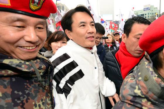 김진태 자유한국당 의원이 3.1절인 1일 오후 서울 세종로 사거리에서 열린 탄핵 기각 촉구 15차 태극기 집회에 참석하고 있다. /사진=뉴스1