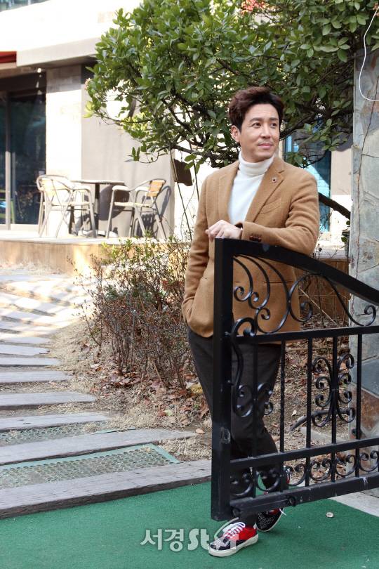 배우 최원영이 인터뷰 전 포즈를 취하고 있다. /사진=오훈 기자