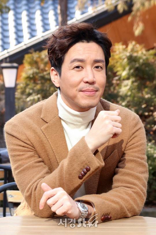 배우 최원영이 인터뷰 전 포즈를 취하고 있다. /사진=오훈 기자