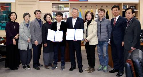 (하동=연합뉴스) 경남 하동군과 한살림 부산생협 관계자들이 악양면 매계리 '귀농·귀촌 전용마을 조성' 협약을 맺은 뒤 기념사진을 찍고 있다. 2017.3.16[하동군 제공=연합뉴스](끝)