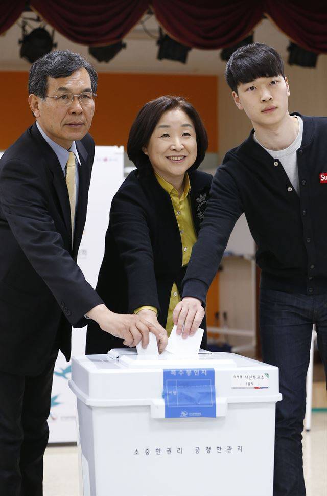 4.13 총선 사전투표 첫날인 8일 오전 심상정 당시 정의당 상임선대위원장과 가족이 경기 고양시 식사동주민센터에서 투표하고 있다. 연합뉴스