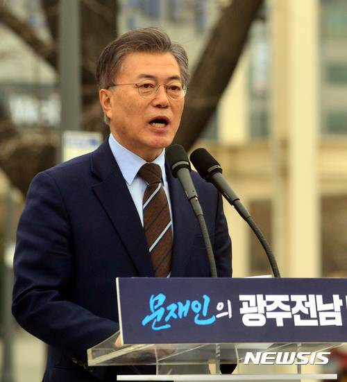 【광주=뉴시스】류형근 기자 =더불어민주당 문재인 전 대표가 20일 오전 광주 동구 5·18민주광장에서 광주전남 비전 발표 기자회견을 하고 있다. 2017.03.20.     hgryu77@newsis.com