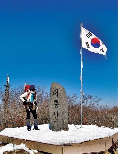 [월간산]대룡산 정상비석. 왼쪽 뒤는 방송국 중계탑.