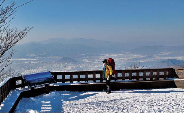 [월간산]정상 전망데크에서 북서쪽 춘천시내 조망. 봉의산과 의암호 뒤쪽 멀리 화악산과 응봉이 보인다. 오른쪽은 구봉산. 구봉산 뒤는 용화산이다.