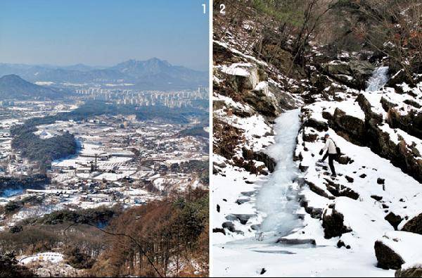 [월간산]1 대룡산 제1지점 직전 사면길에서 서쪽 아래로 조망되는 거두2리. 멀리 의암호 건너 삼악산이 보인다. 2 상수원 보호구역으로 묶여 등산로에서 제외된 수뢰관폭포. 예전에는 폭포 상단부로 하산했다.