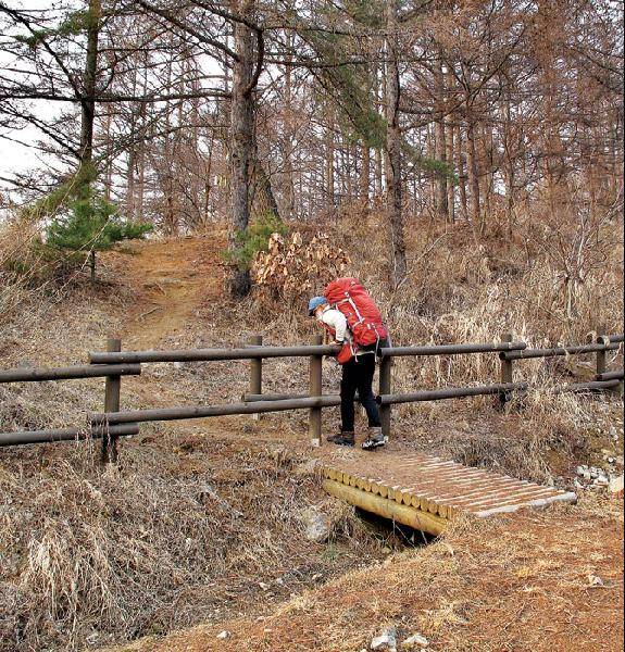 [월간산]새골 갈림길 오거리에서 녹두봉 남서릉 등산로 진입로. 산악오토바이 진입을 막는 목책이 설치되어 있다.