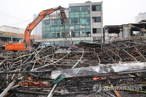 (인천=연합뉴스) 백승렬 기자 = 20일 오후 인천시 남동구 소래포구 어시장 화재현장에서 인부들이 철거작업을 하고 있다. 2017.3.20      srbaek@yna.co.kr