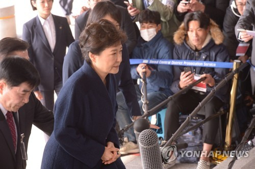 (서울 사진공동취재단=연합뉴스) 박근혜 전 대통령이 21일 오전 피의자 신분으로 서울 서초구 서울중앙지검에 출석하고 있다. 2017.3.21       photo@yna.co.kr