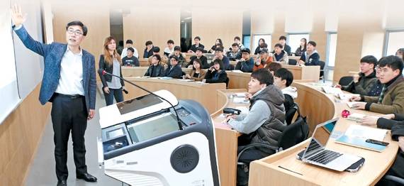 최창범 중앙대 경영학부 교수(왼쪽)가 원형 강의실에서 ‘경영 전략’ 수업을 진행하고 있다. 기업 사례 연구에 대한 설명과 학생들의 발표가 이어졌다.