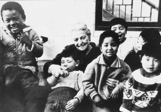 ‘소사희망원’ 아이들과 함께 한 펄벅 여사. 부천 펄벅기념관