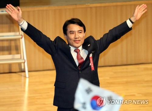 (부산=연합뉴스) 조정호 기자 = 22일 오전 부산 해운대구 벡스코에서 자유한국당이 부산·울산·경남 지역 당원들을 대상으로 마련한 제19대 대통령후보선거 비전대회에서 김진태 의원이 손을 들어 인사하고 있다. ccho@yna.co.kr