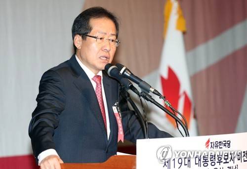 (부산=연합뉴스) 조정호 기자 = 22일 오전 부산 해운대구 벡스코에서 자유한국당이 부산·울산·경남 지역 당원들을 대상으로 마련한 제19대 대통령후보선거 비전대회에서 홍준표 경상남도지사가 연설하고 있다.   ccho@yna.co.kr