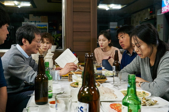 밤의 해변에서 혼자