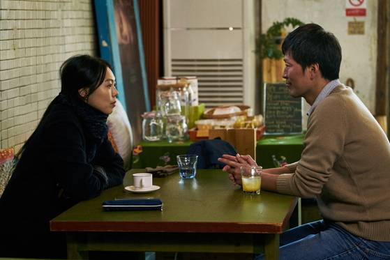 밤의 해변에서 혼자