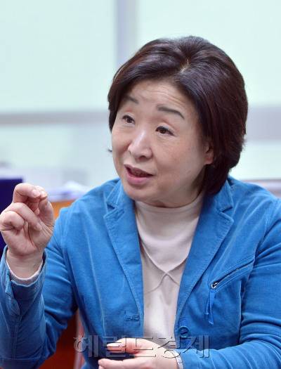 정의당 대선후보인 심상정 대표는 “전체 국민 중 백분율 두 자릿 수 이상의 ‘샤이 진보’가 있다”며 “대선에서 완주하겠다, 과감한 개혁을 할 수 있는 정당은 정의당 뿐”이라고 강조했다. 같은 여성지도자인 독일 메르켈 총리의 정치를 눈여겨 보고 있다며 “통치의 기초가 실질적인 삶에 뿌리를 두고 있다는 점에서 주목하고 있다”고 했다. [사진=이상섭 기자 babtong@heraldcorp.com]