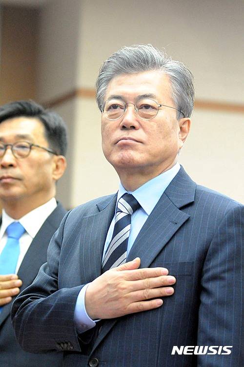 【전주=뉴시스】신동석 기자 = 23일 더불어민주당 대선주자인 한 명인 문재인 전 대표가 전북도의회에서 기자회견을 연 가운데 회견에 앞서 국민의례를 하고 있다. 2017.03.23   sds4968@newsis.com