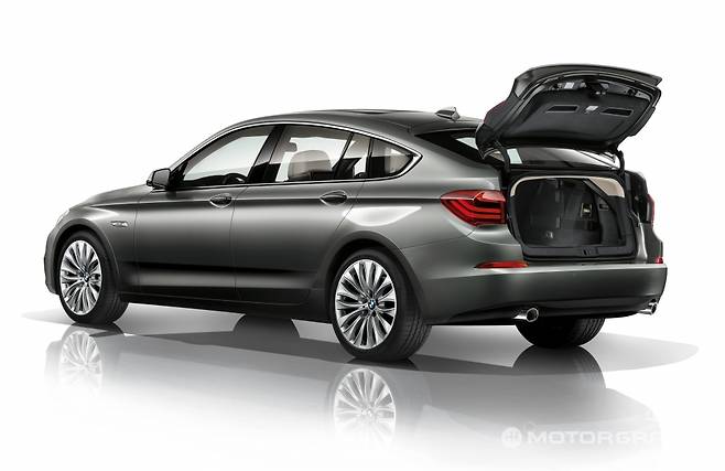 BMW 5시리즈 그란투리스모의 독특한 트렁크 개폐구조