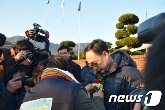 대림자동차 해고자들이 지난 2015년 2월 27일 복직하며 동료들의 축하를 받고 있다. (금속노조 경남지부 제공) © News1