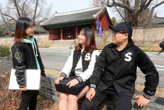 성균관대 인문사회과학캠퍼스에서 학과잠바를 입은 학생들이 쉬는 시간에 담소를 나누고 있다.