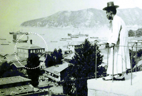 굴뚝이 솟아있는 건물(흰색 점선 안)이 당시의 대불호텔. 한 노인이 신식거리와 제물포항을 바라보고 있다.