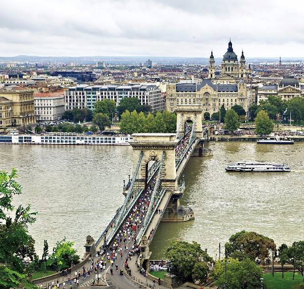 부다 지역의 전망 좋은 ‘어부의 요새’에서 내려다 본 다뉴브 강과 세체니 다리 풍경.