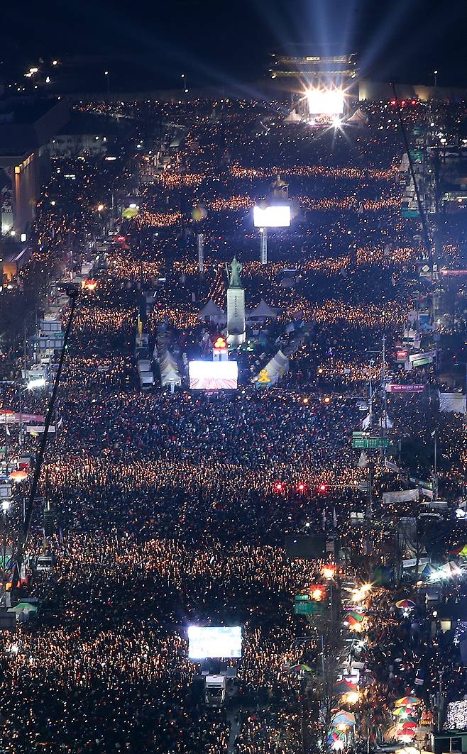 ‘전국 230만’ 촛불의 물결. 서울신문 DB -