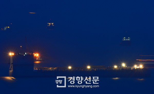 23일 오후 전남 진도군 사고 해역에서 세월호 야간 인양작업이 진행되고 있다.| 정지윤기자