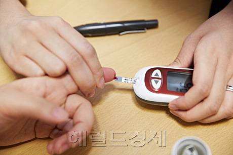 í˜ˆë‹¹ ì¸¡ì&nbsp;• ê²€ì‚¬ì§€ëŠ” ìœ&nbsp;íš¨ ê¸°ê°„ì´ ìžˆìœ¼ë¯€ë¡œ ì&nbsp;•í™•í•œ ì¸¡ì&nbsp;•ê°’ì„ ì–»ê¸° ìœ„í•´ì„œëŠ” ì&nbsp;•í•´ì§„ ìœ&nbsp;íš¨ ê¸°ê°„ ë‚´ì— ì‚¬ìš©í•´ì•¼ í•œë‹¤. ì‚¬ì§„ì€ ê´€ë&nbsp;¨ ì´ë¯¸ì§€. [í—¤ëŸ´ë“œê²½ì&nbsp;œDB]