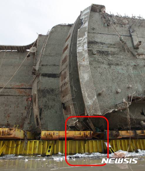 【서울=뉴시스】해양수산부(장관 김영석)는 28일 오전 11시 25분께 전남 진도군 세월호 인양현장에서 반잠수식 선박 갑판 위에서 유골을 발견, 현재 세월호 선체주변에서 진행 중인 작업을 중단 중이라고 밝혔다.   선수부 리프팅 빔을 받치고 있는 반목 밑(조타실 아래 부분 리프팅 빔 주변)에서 발견(빨간원)되었으며, 선수부 개구부 및 창문을 통해 배출된 뻘에서 나온 것으로 추정된다. 발견된 유골은 총 6개이며, 크기는 약 4～18cm이다. 2017.03.28. (사진=해양수산부 제공)    photo@newsis.com