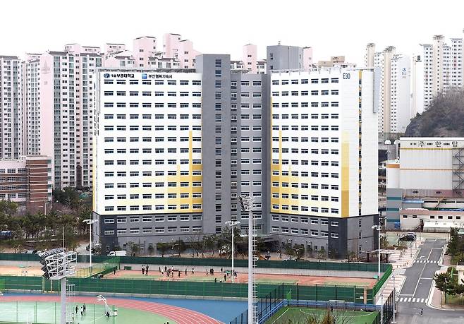 부산 남구 대연동 부경대 안의 부산행복연합기숙사. 지하 1층, 지상 15층, 768실이다. 부경대 제공