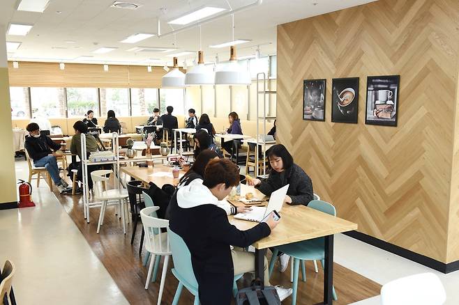 부산 남구 대연동 부경대 안의 부산행복연합기숙사 카페에서 학생들이 책을 보고 있다. 부경대 제공