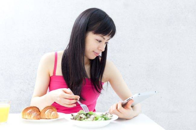 젊은 여성이 외식하는 이미지