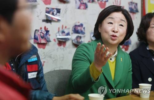 (전주=연합뉴스) 임채두 기자 = 29일 오전 전북 전주시 덕진구 호남고속 조합원 사무실에서 정의당 대선 주자인 심상정 대표가 노동자들과 대화를 나누고 있다. 2017.3.29 doo@yna.co.kr