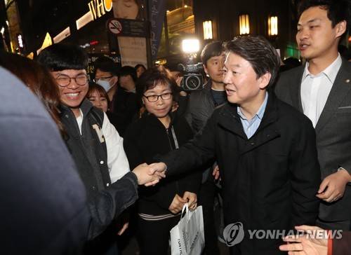 (대구=연합뉴스) 김준범 기자 = 국민의당 대선주자인 안철수 전 대표가 29일 오후 대구 동성로를 찾아 시민들과 인사하고 있다.  psykims@yna.co.kr