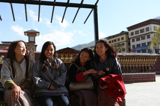 부탄 수도 팀푸 시계탑에서 만난 네 소녀. 왼쪽부터 남겔 라마, 텐데이 양촘, 페마 라덴, 삼펠마 양게. 대입을 앞두고 있지만 근심 없는 표정이다.