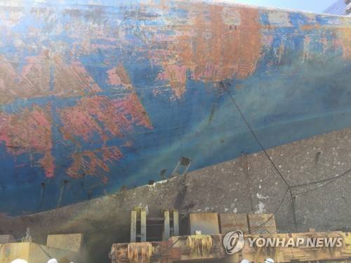 (목포=연합뉴스) 세월호 이동이 임박한 30일 오전 세월호 선체조사위원들이 전남 진도군 동거차도 인근에 있는 반잠수식 선박 화이트마린호를 찾아 세월호 상태를 점검했다. 사진은 세월호 모습. 2017.3.30 [세월호 선체조사위원회 제공=연합뉴스]      photo@yna.co.kr