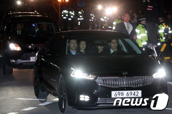 뇌물수수 등의 혐의로 구속된 박근혜 전 대통령이 31일 오전 서울 서초구 서울중앙지방검찰청에서 서울구치소로 이송되고 있다. 전직 대통령 구속은 1995년 전두환-노태우 전 대통령 이후 22년 만의 일이다. 2017.3.31/뉴스1 © News1 민경석 기자