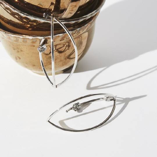 사진=비대칭 커브 이어링, 피 바이 파나쉬