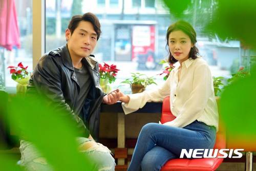 【서울=뉴시스】고승민 기자 = 연극 '베헤모스'에서 멀티 역을 맡아 열연중인 배우 권동호와 김히어라가 29일 오후 서울 충무아트센터에서 뉴시스와 인터뷰를 하기 전 포즈를 취하고 있다. 2017.03.31.   kkssmm99@newsis.com