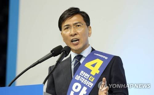 (부산=연합뉴스) 조정호 기자 = 31일 오후 부산 사직체육관에서 열린 더불어민주당 제19대 대통령후보자 영남권역 선출대회에서 안희정 충남지사가 연설하고 있다. 2017.3.31      ccho@yna.co.kr