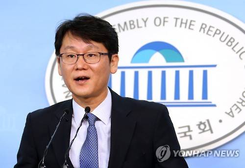 (서울=연합뉴스) 배재만 기자 = 권혁기 신임 국회 부대변인이 28일 오후 국회 정론관에서 취임 인사를 하고 있다. 2016.6.28      scoop@yna.co.kr      http://blog.yonhapnews.co.kr/f6464