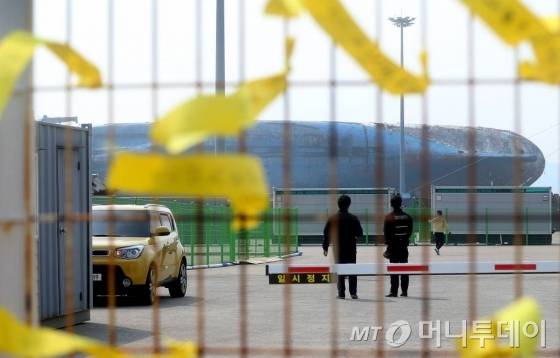 3월31일 낮 전남 목포신항에 세월호를 실은 반잠수식 선박 화이트마린호가 접안 중이다. /사진=홍봉진 기자