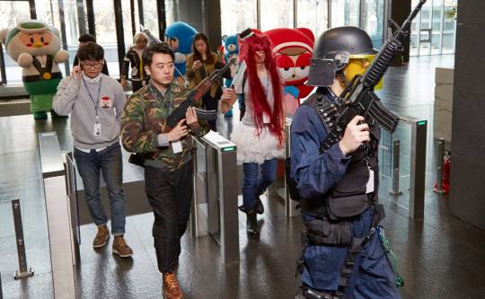 지난 2015년 4월 1일 만우절을 맞은 넥슨 직원들이 게임 캐릭터 복장을 하고 출근하는 모습./사진=넥슨 페이스북 캡쳐