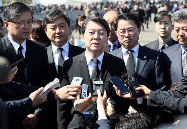 국민의당 안철수 전 대표가 3일 제주시 봉개동 제주 4.3 평화공원에서 열린 4.3 희생자 추념식에 참석한 뒤 취재진 질문에 답하고 있다. 제주=연합뉴스